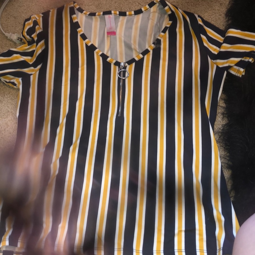 No boundaries v neck